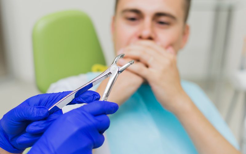 pacjent przerażony sprzętem dentystycznym